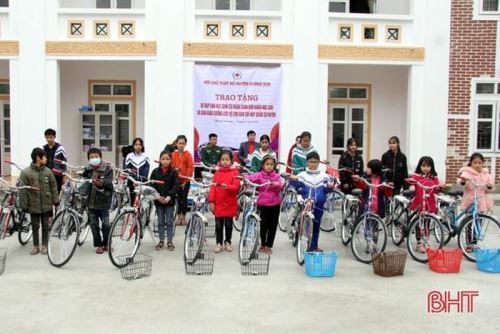 Hội chữ thập đỏ huyện Hương Sơn trao 20 chiếc xe đạp cho học sinh nghèo học giỏi trên địa bàn.